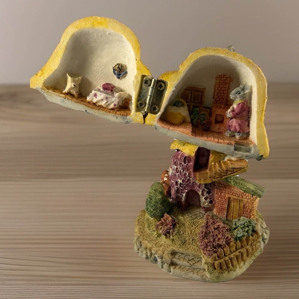 TOADSTOOL JUNCTION 90s Mushroom House Bunnies Fruit Shop Mini Figurine 4" Decor